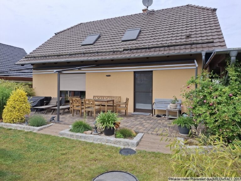 3 Rückansicht mit Terrasse