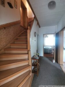 5 Flur mit Treppenaufgang