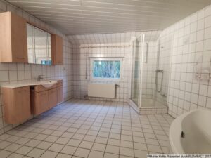 6 Badezimmer mit Wanne und Dusche