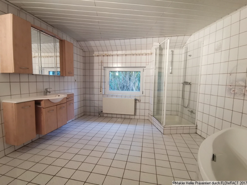 6 Badezimmer mit Wanne und Dusche