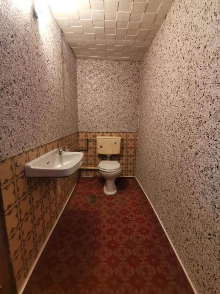 11 Separate Toilette