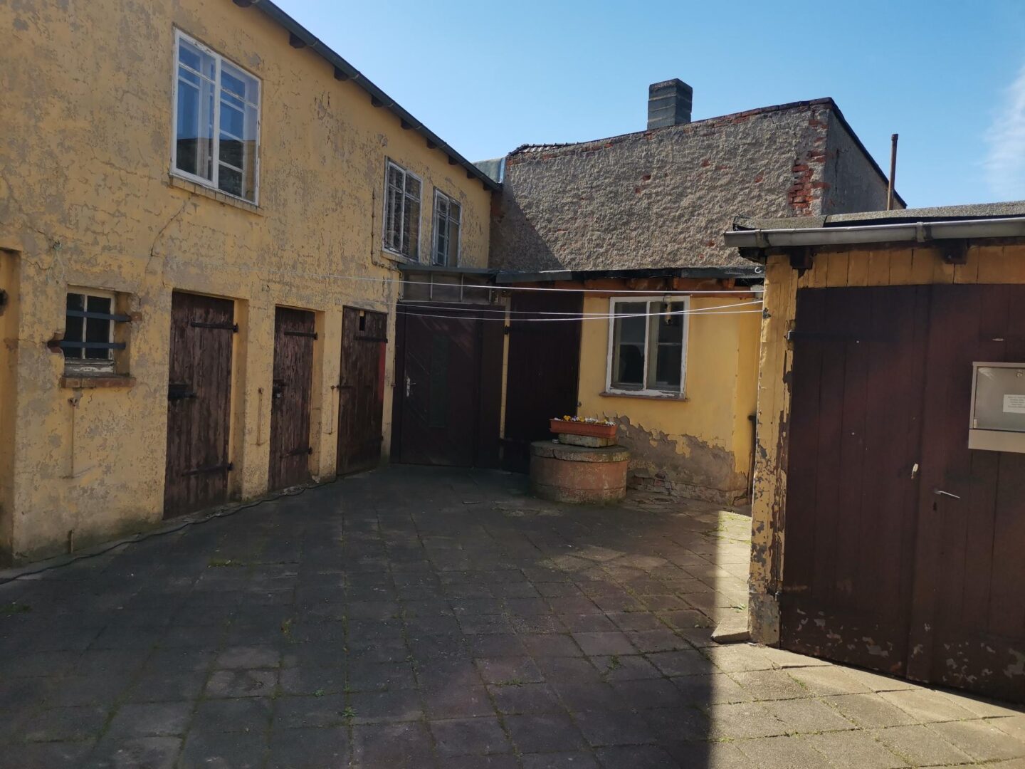 5 Hof mit Nebengelassen