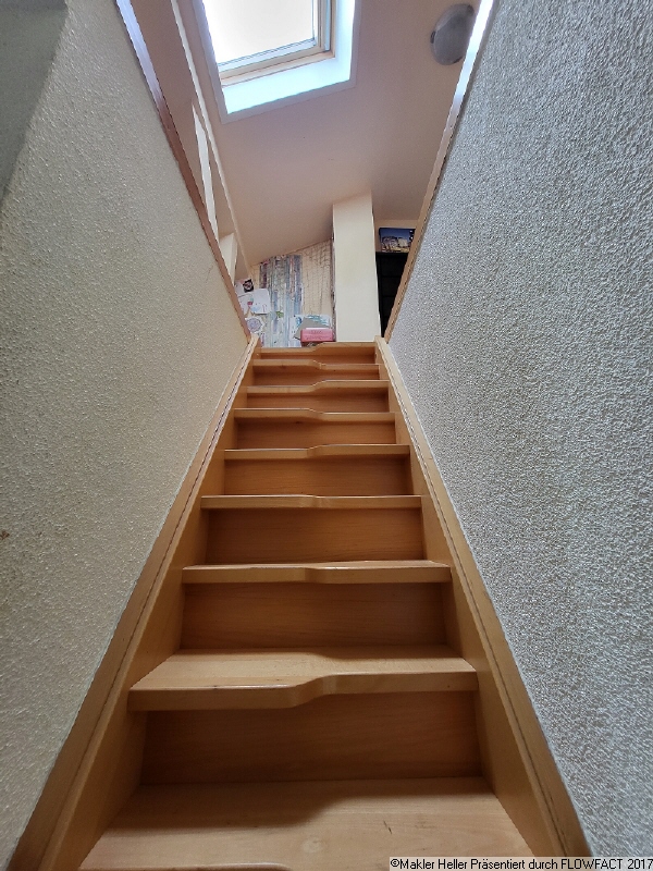10 Treppenaufgang zum Dachausbau